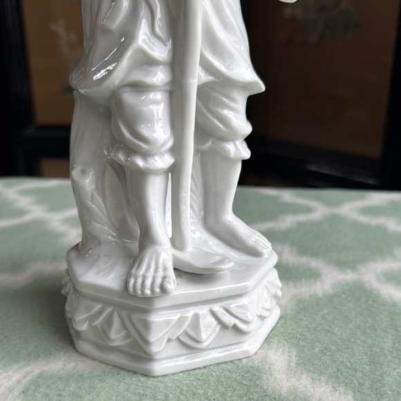 Vintage White Porcelain Asian man i. Traditional attire Figurine - Picture 3 of 8